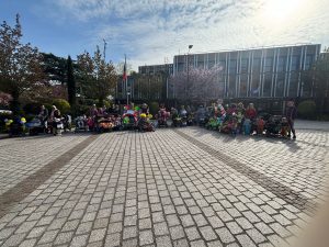 Un moment bien convivial accompagné par la musique, les bulles et la joie des assistantes maternelles aux travers des rues parcourues... Bonne humeur assurée pour le plaisir de nos petits accueillis